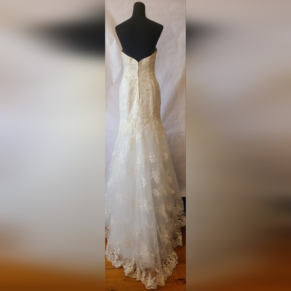 Casablanca Bridal Wedding Dress - Picture 6 of 10